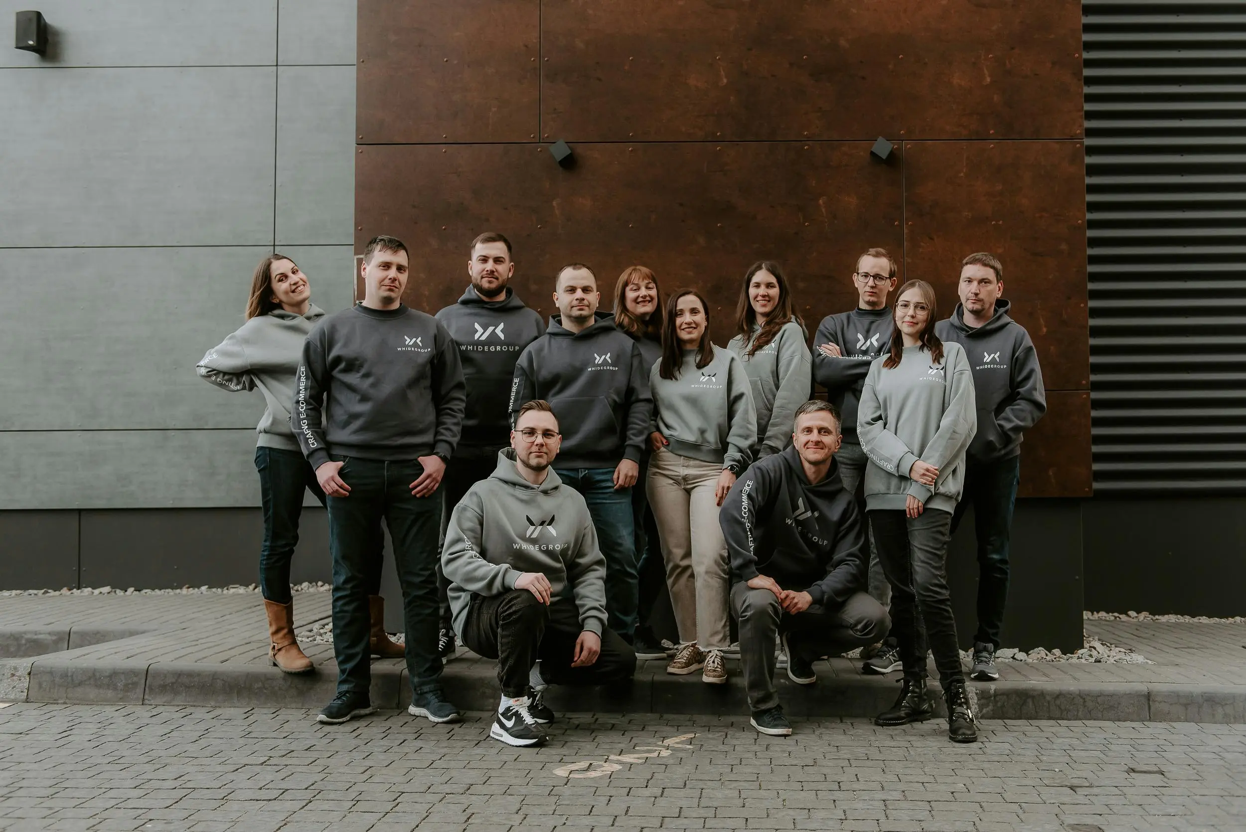 Team von Dachdeckern auf der Baustelle